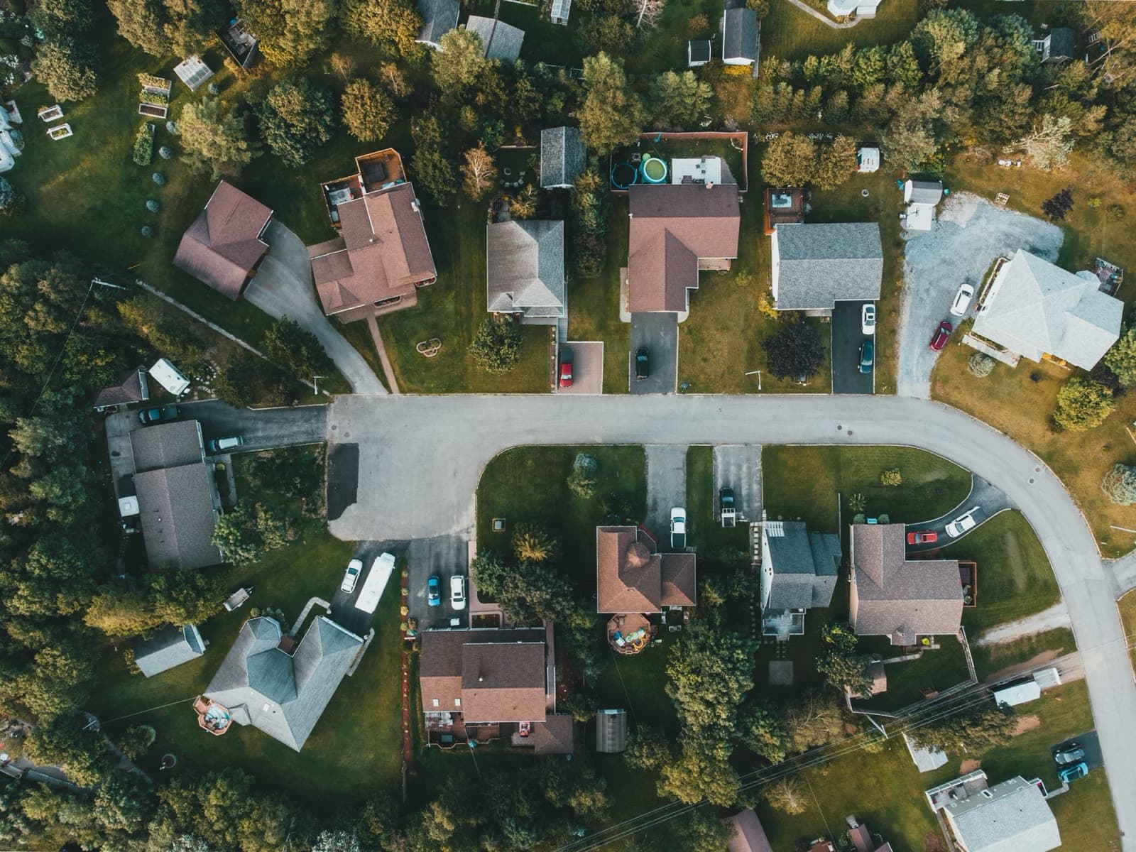 Aerial view of a quiet residential neighborhood with cul-de-sac streets